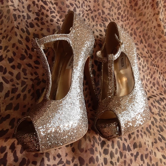 SOLD. Steve Madden Gold Peep Toe Platform… - Picture 4 of 6